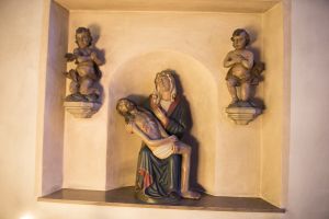 Maria mit dem Leichnam Jesu auf ihrem Schoß. Links und rechts zwei Engel. 