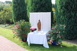 Kleiner Altar mit Marienfigur