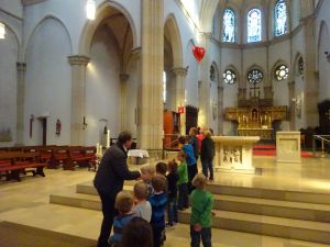 Kinder stehen im Altarraum St. Agatha in einer Reihe