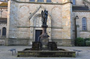 Michaelsbrunnen auf dem Kirchplatz nördlich der St.-Agatha-Kirche