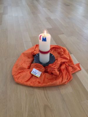 Kerze auf einem orangen Tuch . 