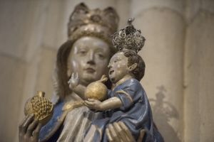 Maria, die Mutter Gottes, mit dem Jesuskind auf dem Arm. Sie reicht dem Jesuskind einen Granatapfel. 